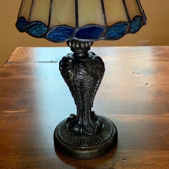 Vintage Tea Light with Stained Glass Shade & Antiqued Bronze Colored Metal Base - Picture 3 of 10